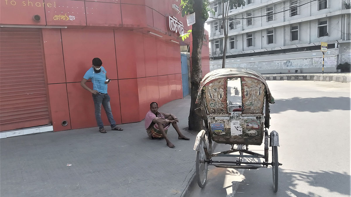 যাত্রী না পেয়ে হতাশ রিকশাচালক। গুলশান, ঢাকা, ২৮ মার্চ। ছবি: মাহবুব কায়সার