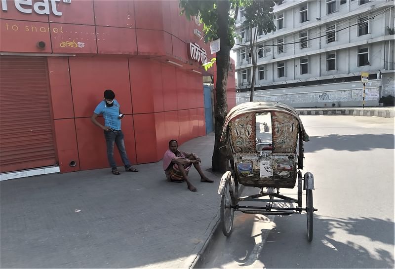 যাত্রী না পেয়ে হতাশ রিকশাচালক। গুলশান, ঢাকা, ২৮ মার্চ। ছবি: মাহবুব কায়সার