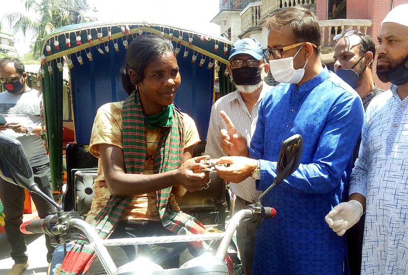 রাজশাহী মহানগর আওয়ামী লীগের সাধারণ সম্পাদক ডাবলু সরকার আজ সুমির হাতে একটি নতুন অটোরিকশার চাবি তুলে দেন। ছবি: প্রথম আলো