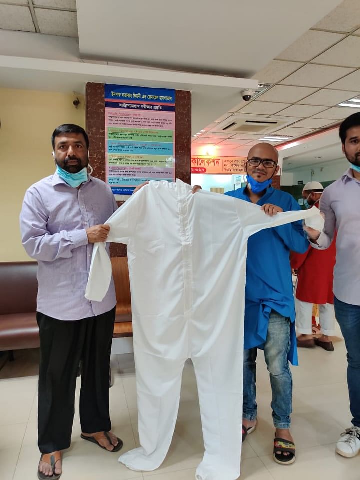 ঢাকার একটি হাসপাতালে পিপিই হস্তান্তরের সময় ‘নবাব এলএলবি’ ছবির পরিচালক অনন্য মামুন। ছবি: সংগৃহীত