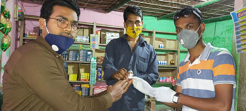 ৩০০ হ্যান্ড স্যানিটাইজার বিতরণ করা হয়েছে। ছবি: লেখক
