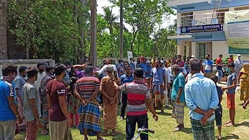 করোনাভাইরাসের বিস্তার ঠেকাতে স্থানীয় বাসিন্দাদের বাধায় বন্ধ হয়ে যায় প্রাণিসম্পদ কার্যালয়ের আয়োজিত অনুষ্ঠান। কালীগঞ্জ, সাতক্ষীরা, ৩০ মার্চ। ছবি: কল্যাণ ব্যানার্জি