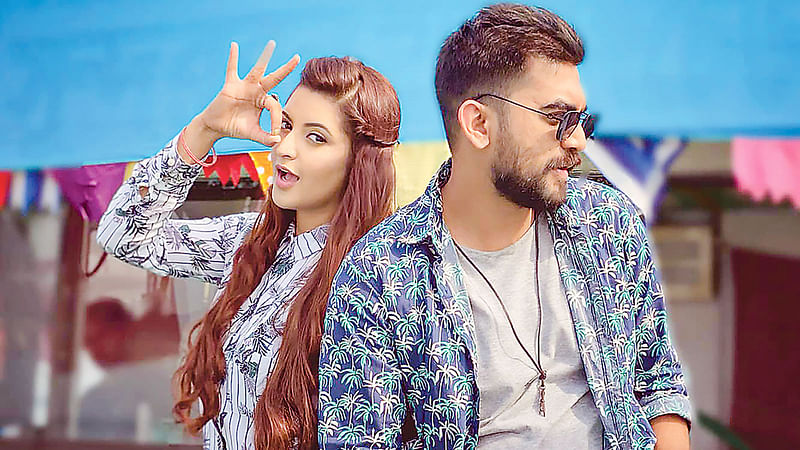 অ্যাডভেঞ্চার অব সুন্দরবন ছবির শুটিংয়ের ফাঁকে পরীমনি ও তানভীর। ছবি: সংগৃহীত