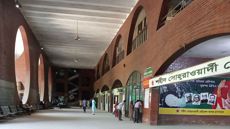 রাজধানীর হাসপাতালগুলোতে রোগী আসছে কম। সোহরাওয়ার্দী হাসপাতালের সকালের চিত্র। ছবি: শেখ সাবিহা আলম