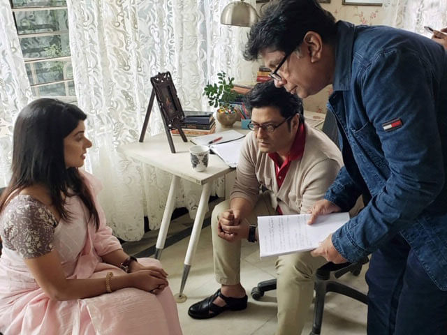 আফজাল হোসেন পরিচালিত ডকু ফিকশন ‘মানিকের লাল কাঁকড়া’ শুটিংয়ের সময় ফেরদৌস ও সোহানা সাবা। ছবি: সংগৃহীত