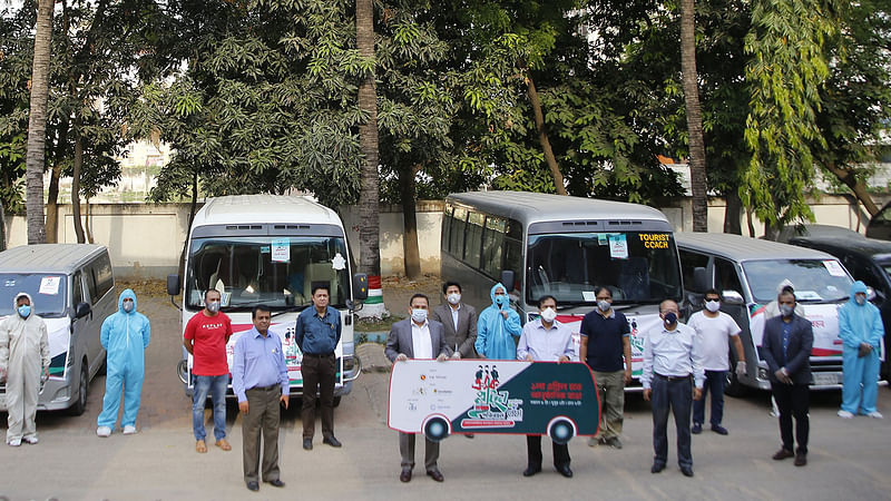 চিকিৎসক, নার্স এবং স্বাস্থ্যকর্মীদের বিনা খরচে গন্তব্যে পৌঁছে দিতে ঢাকা শহরে নেমেছে ‘ক্র্যাক প্লাটুন পরিবহন সেবা’।