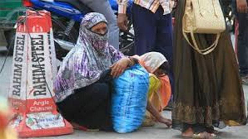 করোনার ঝুঁকির মুখেও হাজারো মলিন মানুষের ঢল দেখে আমরা কি বুঝতে পারিনি নগর পুড়লে যে দেবালয় বাঁচে না? ছবি: প্রথম আলো