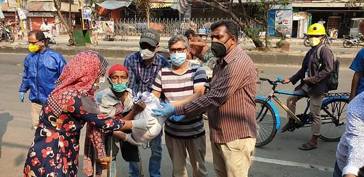 ঢাকার বাসাবো ও রামপুরায় কর্মহীন মানুষের মধ্যে জরুরি খাদ্যসামগ্রী বিতরণ করা হয়েছে। ছবি: বিজ্ঞপ্তি