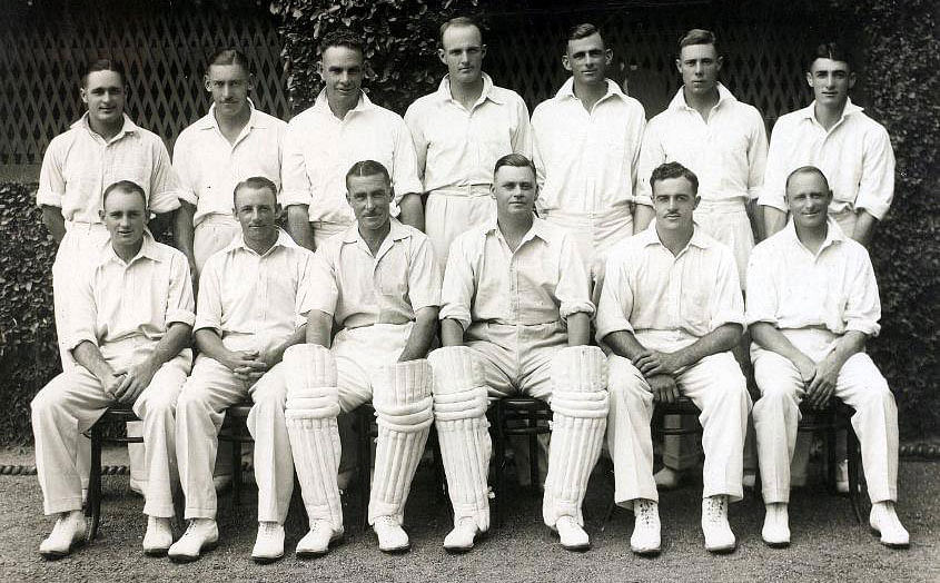 ১৯৩৩ সালে সিডনিতে পঞ্চম টেস্টে অস্ট্রেলিয়া দল। বার্ট পেছনের সারিতে বাঁ থেকে তৃতীয়। ছবি: আইসিসি