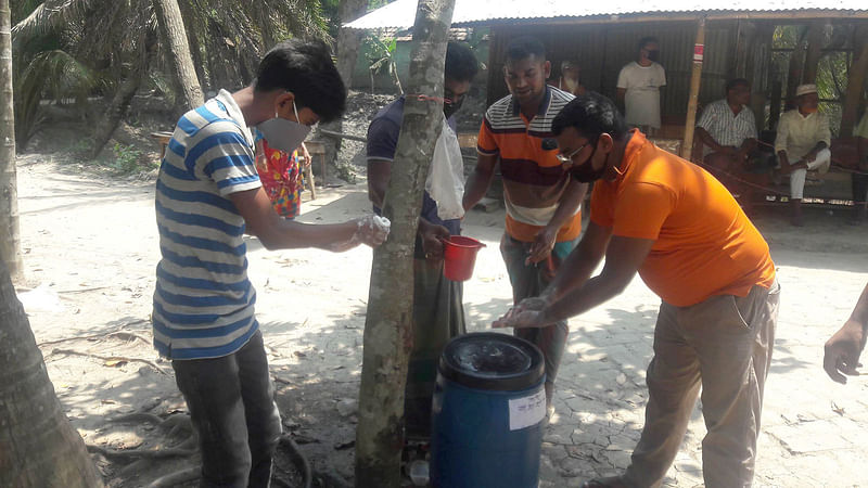 যশোরের কেশবপুরের বাগদাহ গ্রামের তিনটি প্রবেশপথে সাবান ও পানি রাখা হয়েছে। গ্রামে ঢুকতে হলে হাত ধুয়ে ঢুকতে হয়। গ্রামের যুবকদের উদ্যোগ এটি। ছবি: দিলীপ মোদক