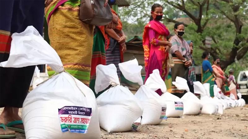 খাগড়াছড়ি পার্বত্য জেলা পরিষদের উদ্যোগে মাটিরাঙ্গা সদর উপজেলায় বেশ কয়েকটি দুর্গম গ্রামে ত্রাণ বিতরণ করা হয়েছে। ত্রাণ নিয়ে বাড়ি ফিরছেন লোকজন। ব্যাঙমারা, মাটিরাঙ্গা, খাগড়াছড়ি, ৯ এপ্রিল। ছবি: নীরব চৌধুরী