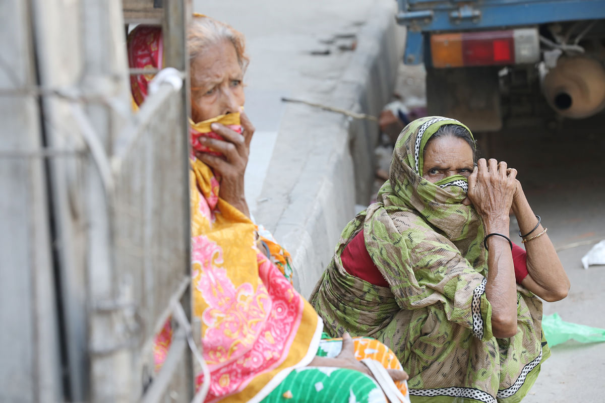 খাদ্য সহায়তার অপেক্ষায় এই দুই বৃদ্ধা। এলিফ্যান্ট রোড, ঢাকা, ৬ এপ্রিল। ছবি: আবদুস সালাম