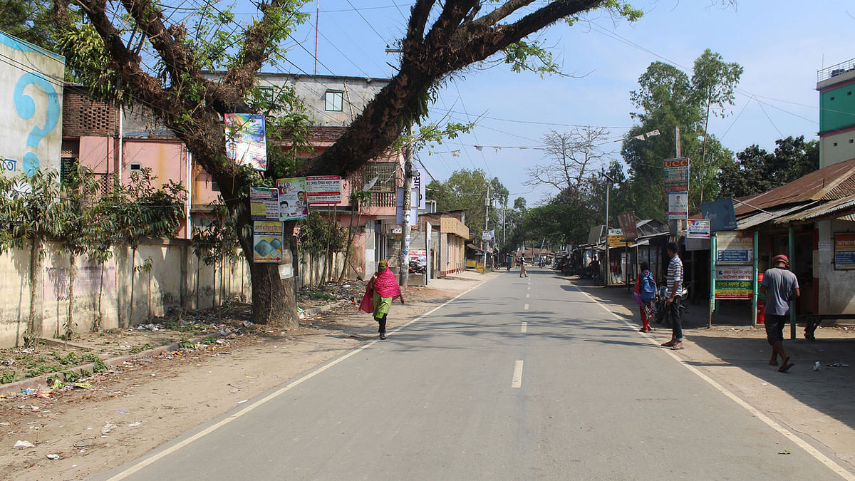 লকডাউন ঘোষণার পর গাইবান্ধার সাদুল্যাপুর উপজেলা শহর ফাঁকা হয়ে গেছে। ছবিটি শহরের হাসপাতাল রোড থেকে আজ শনিবার সকালে তোলা। ছবি: প্রথম আলো