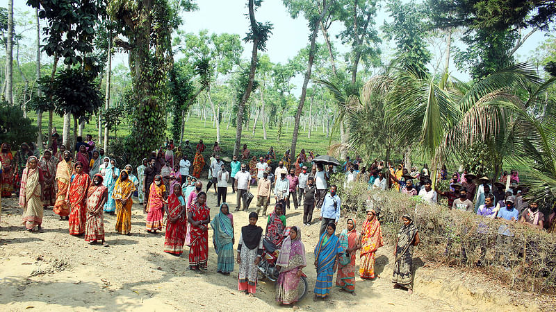 মজুরিসহ ছুটির দাবিতে চা-শ্রমিকদের ‘বিশেষ মানববন্ধন’। সোনাছড়া চা বাগান, শ্রীমঙ্গল, মৌলভীবাজার, ১১ এপ্রিল । ছবি:শিমুল তরফদার