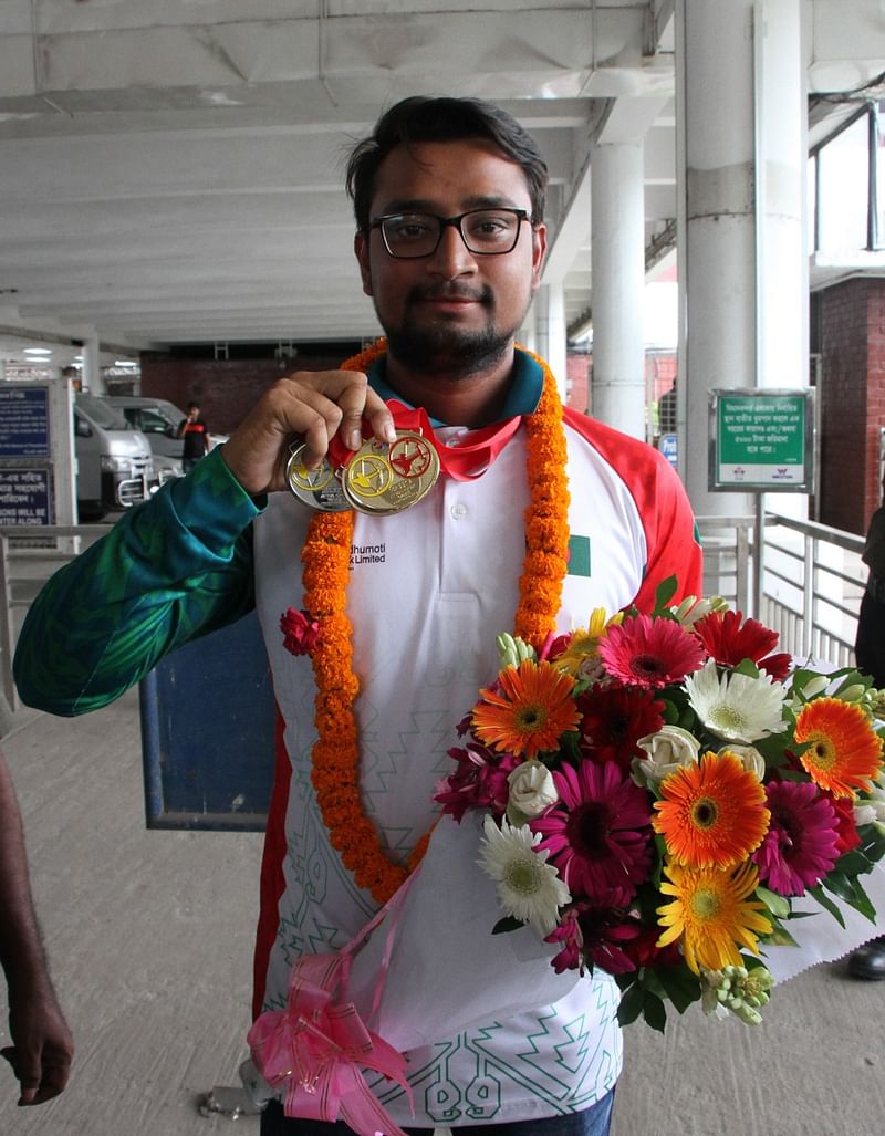 গলায় ঝোলানো এশিয়ান কাপের পদক দেখাচ্ছেন রোমান সানা। ছবি: সংগৃহীত