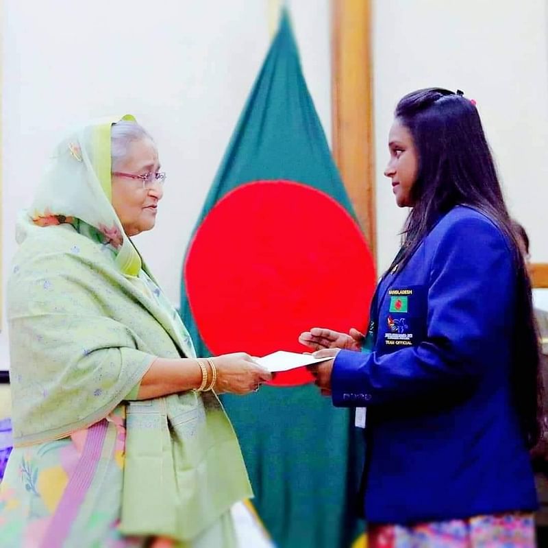 প্রধানমন্ত্রী শেখ হাসিনার হাত থেকে পুরস্কার নিচ্ছেন মাহফুজা খাতুন। ছবি: সংগৃহীত