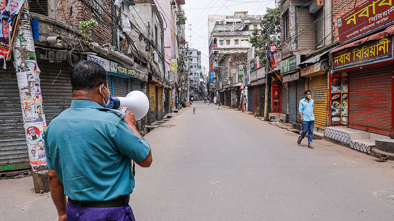 করোনা প্রতিরোধে নগরবাসীকে ঘরে রাখতে সামনের দিনগুলোয় মানবিক আচরণের পাশাপাশি কঠোরও হবে ঢাকা মহানগর পুলিশ। ছবি: প্রথম আলো