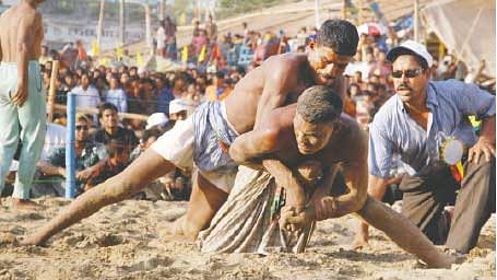 চট্টগ্রামের লালদীঘির পাড়ে জব্বারের বলী েখলা