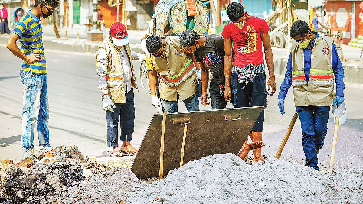 সড়কে গ্যাস–সংযোগ সংস্কারের কাজ করছেন তিতাসের কর্মীরা। গত শনিবার রাজধানীর রামপুরা বাজার এলাকায়।  ছবি: প্রথম আলো