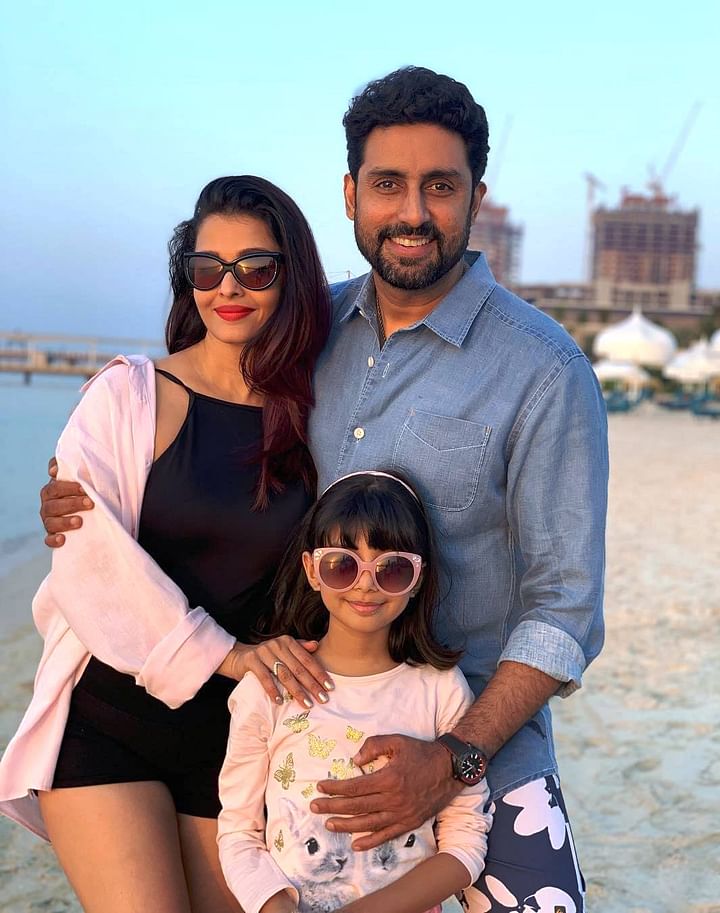 মেয়ে আরাধ্যকে নিয়ে ঐশ্বরিয়া রাই ও অভিষেক বচ্চন। ছবি: ইনস্টাগ্রাম