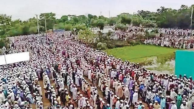 লকডাউন সত্ত্বেও হাজারো মানুষ খেলাফত মজলিসের নায়েবে আমির মাওলানা যোবায়ের আহমদ আনসারীর জানাজায় অংশ নেন। ফাইল ছবি