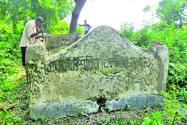 সংস্কার চলছে ধামইরহাটের মাহিসন্তোষের। ছবি: সংগৃহীত