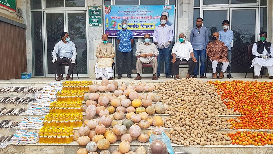 সিলেটের ফেঞ্চুগঞ্জে বাড়ির সামনে জনতার মাঝে বিতরণের জন্য মাছ–সবজিসহ নানা খাদ্যসামগ্রী রেখেছেন সাংসদ মাহমুদ-উস-সামাদ চৌধুরী। ছবিটি গতকাল শুক্রবার তোলা।-প্রথম আলো