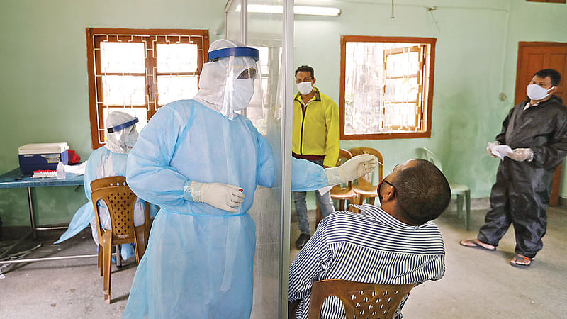 করোনভাইরাসের প্রাদুর্ভাবের এই সময়ে ঝুঁকি নিয়ে কাজ করছেন স্বাস্থ্যকর্মীরা। কোভিড–১৯ রোগে আক্রান্ত কি না, তা পরীক্ষা করার জন্য এক রোগীর নমুনা সংগ্রহ করা হচ্ছে। গতকাল দুপুরে রাজধানীর বঙ্গবন্ধু শেখ মুজিব মেডিকেল বিশ্ববিদ্যালয়ে।  ছবি: সাজিদ হোসেন