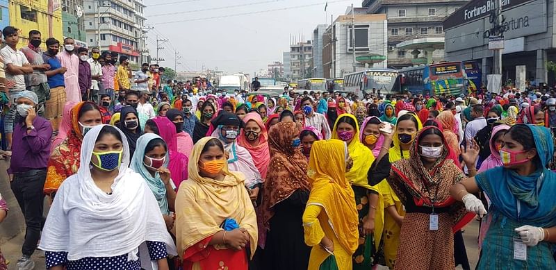 গাজীপুরের তারগাছ এলাকায় সড়ক অবরোধ করে পোশাকশ্রমিকদের বিক্ষোভ। ছবিটি আজ শনিবার সকালে তোলা। ছবি : প্রথম আলো