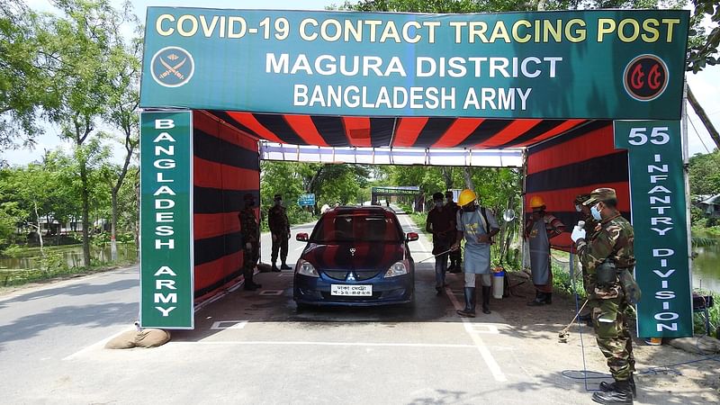 করোনাভাইরাসের বিস্তার ঠেকাতে তল্লাশিচৌকি স্থাপন করেছে সেনাবাহিনী। ওয়াপদা, শ্রীপুর, মাগুরা, ২ মে। ছবি: প্রথম আলো