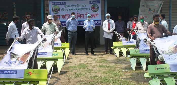 কৃষকদের বিনামূল্যে ধান কাটার ৬টি মেশিন দিলো ব্যাংক এশিয়া। ছবি: বিজ্ঞপ্তি