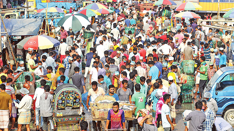 সারা দেশে লাফিয়ে লাফিয়ে বাড়ছে করোনাভাইরাসে আক্রান্তের সংখ্যা। এরপরও স্বাস্থ্য সুরক্ষার কোনো নিয়ম মানা হচ্ছে না। হাটবাজারে মানুষের ভিড় যেন প্রতিদিনের চিত্র। বাড়ছে সংক্রমণ ছড়ানোর ঝুঁকি। গতকাল সকাল সাতটায় চট্টগ্রাম নগরের ফিশারিঘাটের নতুন মাছবাজারে।  ছবি: সৌরভ দাশ