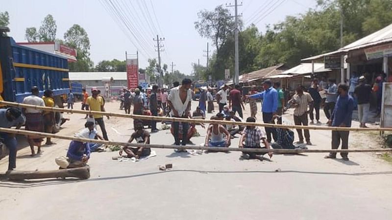 লালমনিরহাটের কালীগঞ্জের তুষভান্ডারে রোববার সকালে কর্মহীন বাস-মিনিবাস শ্রমিকেরা ত্রাণের দাবিতে লালমনিরহাট -পাটগ্রাম- বুড়িমারী মহাসড়ক অবরোধ করে। ছবি: সংগৃহীত