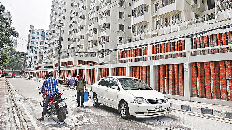 করোনাভাইরাসে আক্রান্ত রোগী থাকায় গত ২৩ মার্চ মিরপুরের টোলারবাগ এলাকা লকডাউন করে দেয় পুলিশ। গত রোববার প্রশাসন পুলিশ পাহারা সরিয়ে নেয়। গতকাল দুপুরে মানুষের অবাধ চলাচল দেখা যায়।  ছবি: আশরাফুল আলম