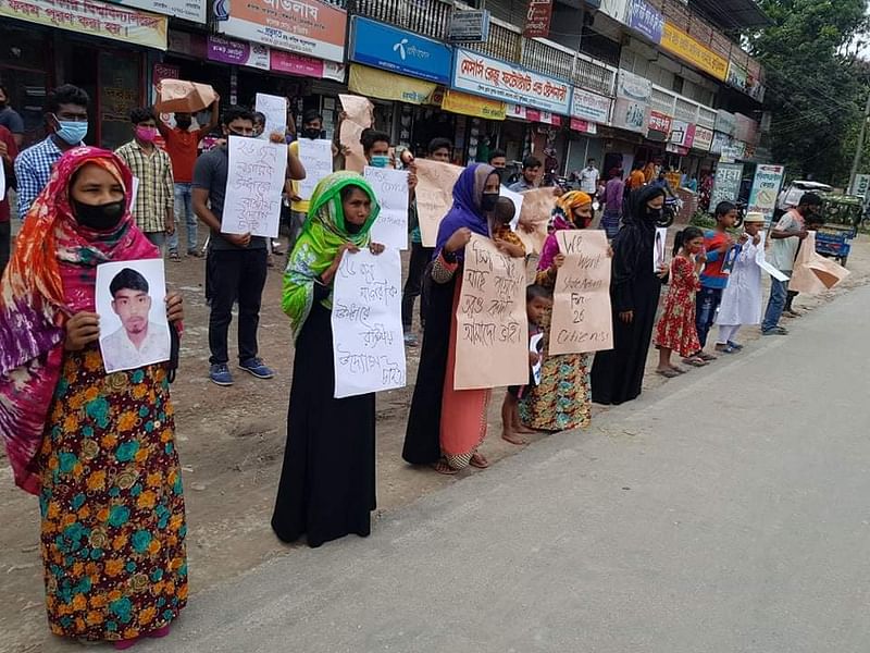 ভারতে জেলহাজতে থাকা ২৬ বাংলাদেশিকে ফিরিয়ে আনার দাবিতে বৃহস্পতিবার কুড়িগ্রাম কলেজ মোড়ে মানববন্ধন কর্মসূচি পালিত হয়। ছবি: প্রথম আলো