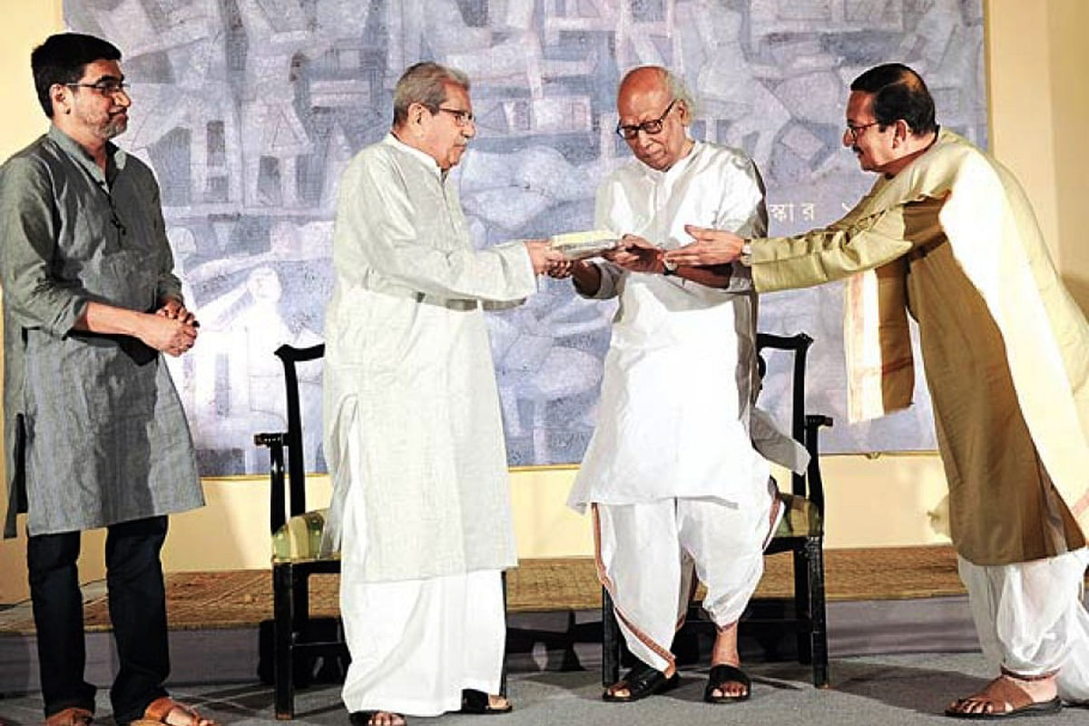 ২০১৭ সালে কলকাতায় অধ্যাপক আনিসুজ্জামানকে আনন্দ পুরস্কার দেওয়া হয়। ছবি: ভাস্কর মুখার্জি