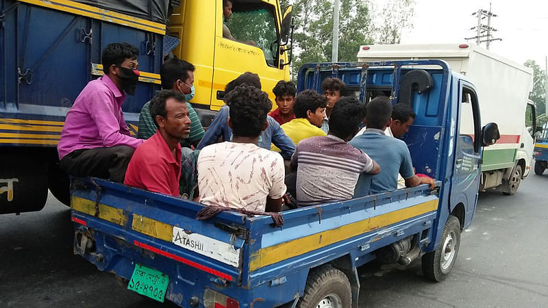 পোশাক কারখানার শ্রমিকসহ নানা পেশার মানুষ হেঁটে বা বিকল্প উপায়ে উত্তরাঞ্চলের দিকে যাচ্ছেন। আজ মঙ্গলবার সকালে ঢাকা-টাঙ্গাইল মহাসড়কে মির্জাপুর বাইপাসের পোষ্টকামুরী চড়পাড়া এলাকা থেকে তোলা ছবি। ছবি : প্রথম আলো