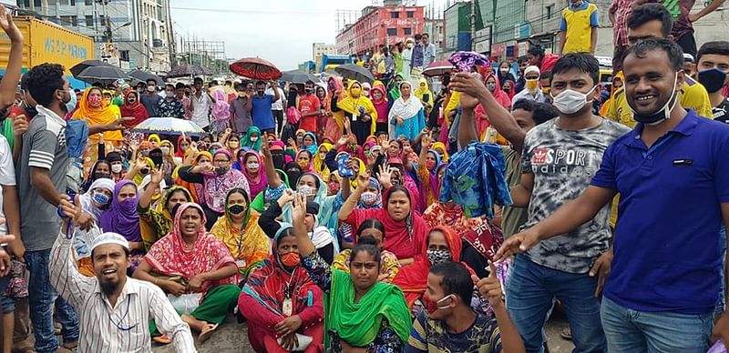 ঢাকা-ময়মনসিংহ মহাসড়ক অবরোধ করে পোশাক কারখানার শ্রমিকদের বিক্ষোভ। আজ সকাল নয়টার দিকে টঙ্গীর শালিকচূরা এলাকায়। ছবি: সংগৃহীত