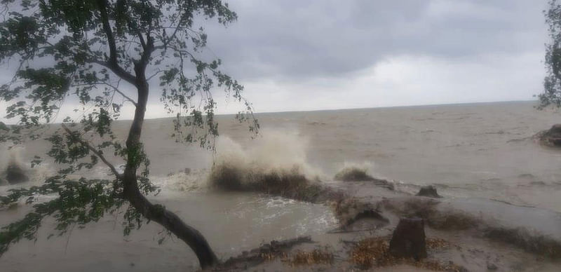 জোয়ারের পানিতে বরিশালের বিভিন্ন জেলার বন্যা নিয়ন্ত্রণ বাঁধ ক্ষতিগ্রস্ত হয়েছে। ছবিটি ভোলার চরফ্যাশন উপজেলার ঢালচর থেকে আজ বৃহস্পতিবার সকালে তোলা। ছবি: প্রথম আলো