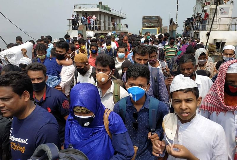 করোনাভাইরাসের সংক্রমণ থেকে রক্ষা পেতে ফেরিতে ঠাসাঠাসি করে গ্রামে ছুটছে মানুষ। ছবিটি বুধবার দৌলতদিয়া ঘাট এলাকা থেকে তোলা। ছবি: প্রথম আলো