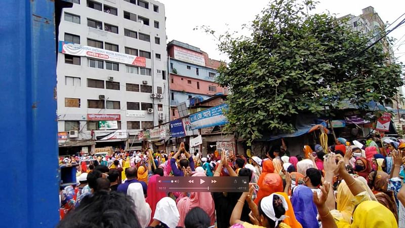 করোনা রোগীদের চিকিৎসার জন্য প্রস্তুত করা ইউনিভার্সেল মেডিকেল কলেজ হাসপাতালের সামনের ব্যানারগুলো ছিঁড়ে ফেলেছে দুর্বৃত্তরা। ছবি: সংগৃহীত