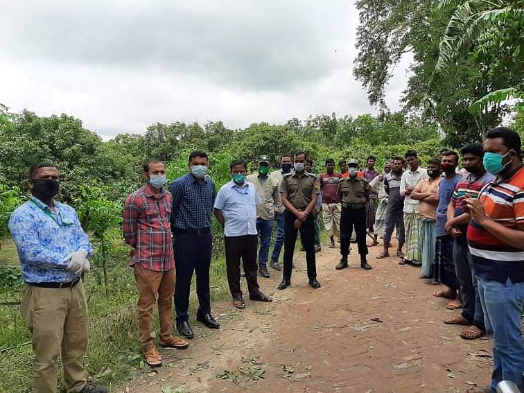 নাটোরে ঘূর্ণিঝড় আম্পানে গাছ থেকে পড়ে যাওয়া অসহায় পাখি শিকার করে খাওয়ার ঘটনা তদন্তে ইউএনও, বন, প্রাণিসম্পদ ও র‌্যাব কর্মকর্তারা। আজ শুক্রবার সকালে নাটোরের বড়াইগ্রাম উপজেলার বাজিতপুর গ্রামে। ছবি: প্রথম আলো