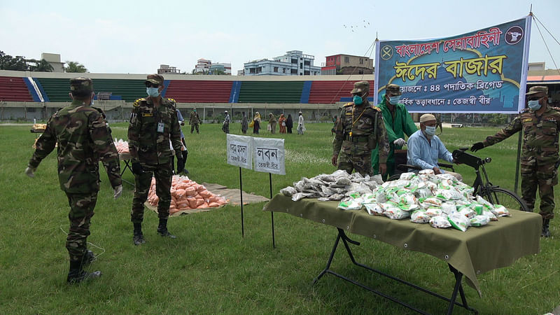 করোনাভাইরাসের প্রভাবে কর্মহীন হয়ে পড়া নিম্ন আয়ের মানুষের জন্য ঈদবাজারের আয়োজন করে বাংলাদেশ সেনাবাহিনী ৪৪ পদাতিক ব্রিগেড। ছবি: প্রথম আলো