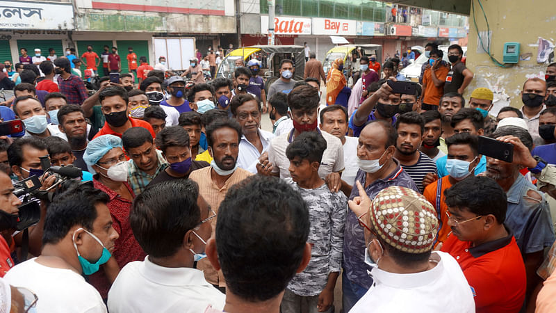 কুষ্টিয়ায় দোকানপাট খুলে দেওয়ার দাবিতে ব্যবসায়ীদের বিক্ষোভ। শনিবার বেলা ১১টা, এন এস সড়ক, কুষ্টিয়া।