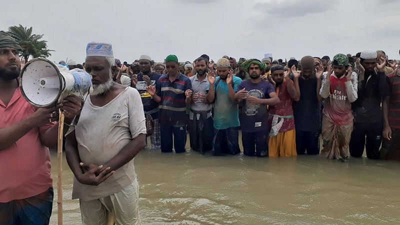 হাঁটুপানিতে দাঁড়িয়ে ঈদের নামাজ আদায়। সোমবার বেলা ১১টা, ২ নম্বর কয়রা গ্রাম, কয়রা, খুলনা। ছবি: প্রথম আলো