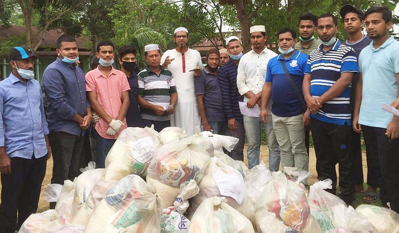 করোনাভাইরাসে কর্মহীন মানুষের কাছে পৌঁছাতে কাঁঠালতলী উচ্চবিদ্যালয়ের প্রাক্তন শিক্ষার্থীদের উদ্যোগে খাদ্যসামগ্রী প্রস্তুত করা হয়েছে। ২০ মে মৌলভীবাজারের বড়লেখা উপজেলার দক্ষিণভাগ উত্তরে। ছবি: প্রথম আলো