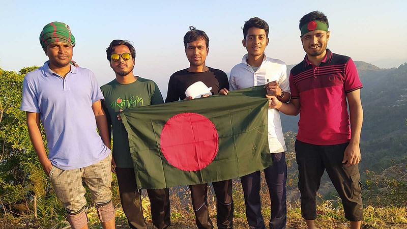 তাজিংডংয়ের চূড়ায় বাংলাদেশের পতাকা। ছবি: সংগৃহীত