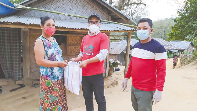 ভ্রমণকন্যাদের ত্রাণসামগ্রী পৌঁছেছে দুর্গম এলাকার মানুষের কাছে। ছবি: সংগৃহীত