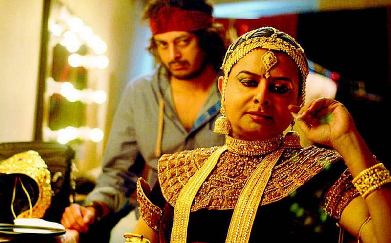 চিত্রাঙ্গদা চলচ্চিত্রে গয়না জড়িয়ে ঋতুপর্ণ ঘোষ। ছবি: সংগৃহীত