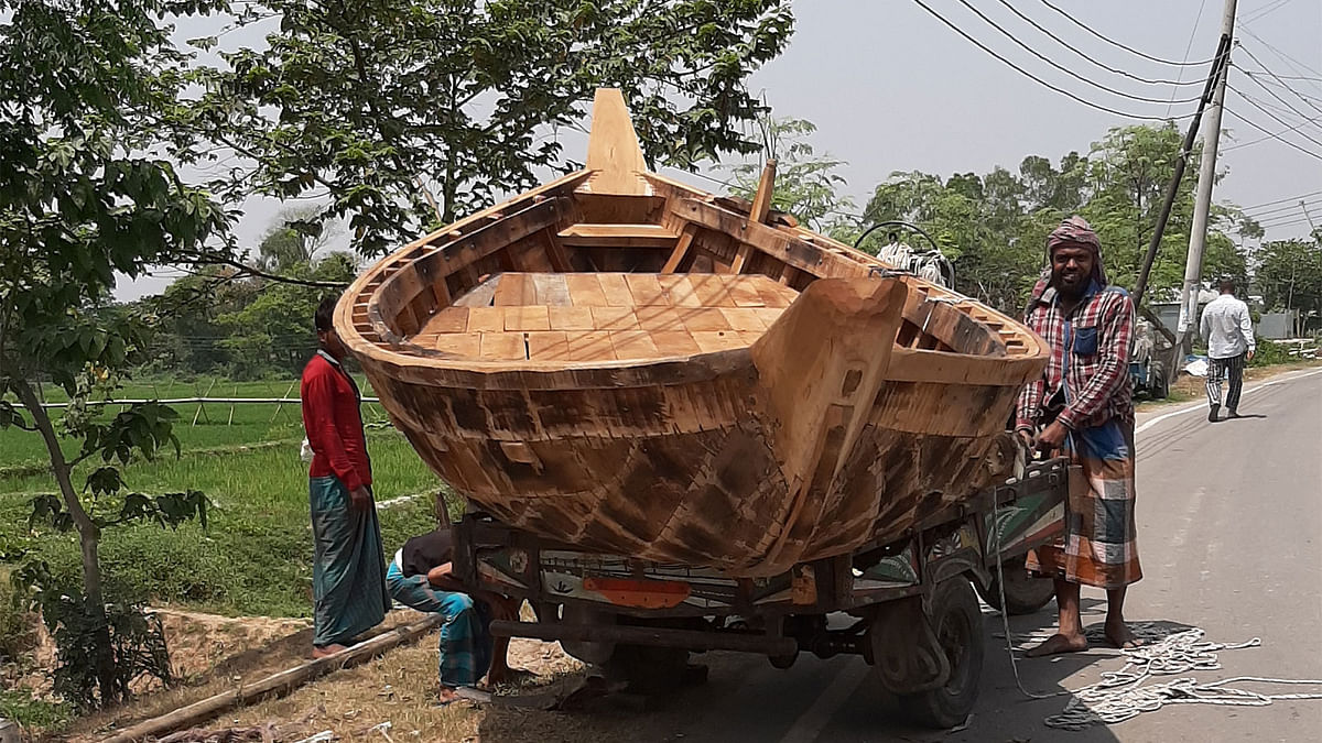 দূরদূরান্তের লোকজনও নৌকা কিনে নিয়ে যান। ছবি: লেখক